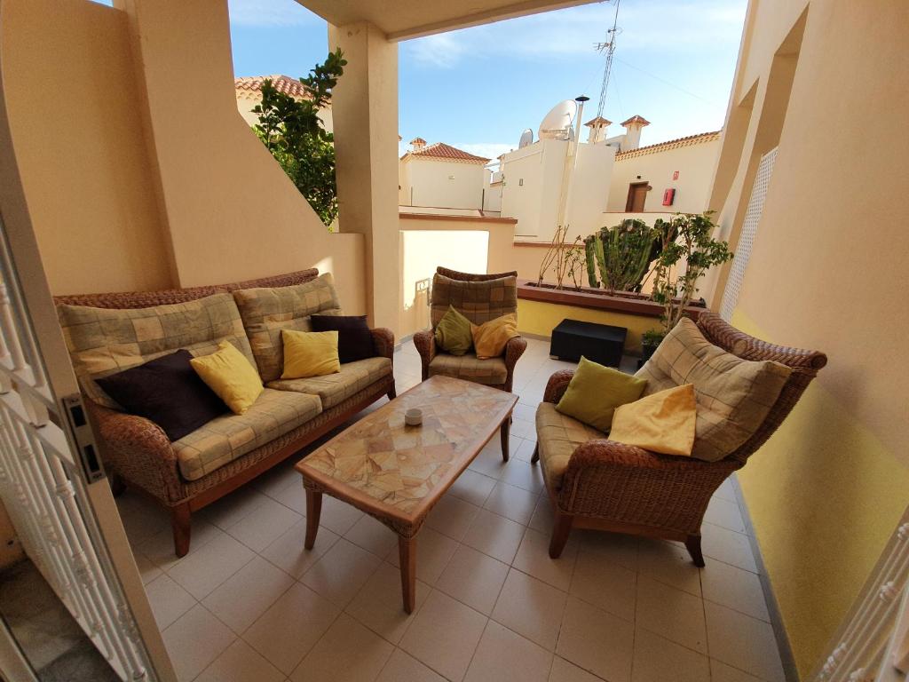 ein Wohnzimmer mit Sofas und einem Couchtisch in der Unterkunft apartment Playa Fañabe in Adeje