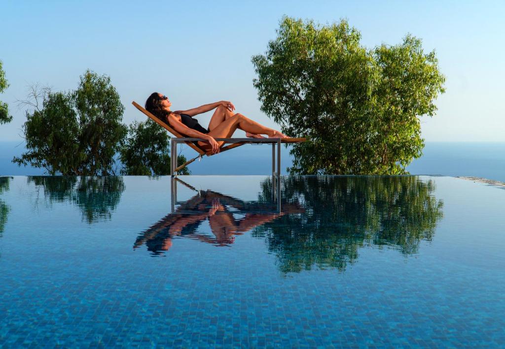Bazén v ubytovaní Villa Asterope Luxury Retreat by Pleiades alebo v jeho blízkosti