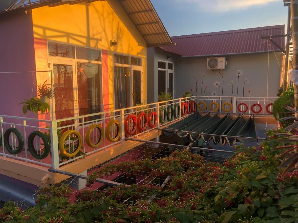 ein Gebäude mit einem Balkon mit Tomaten darauf in der Unterkunft Homestay Sake in Lai Sơn