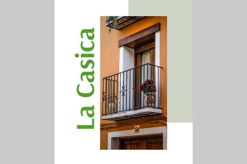 - un bâtiment avec un balcon agrémenté d'un pot de fleurs dans l'établissement LA CASICA, à Segorbe