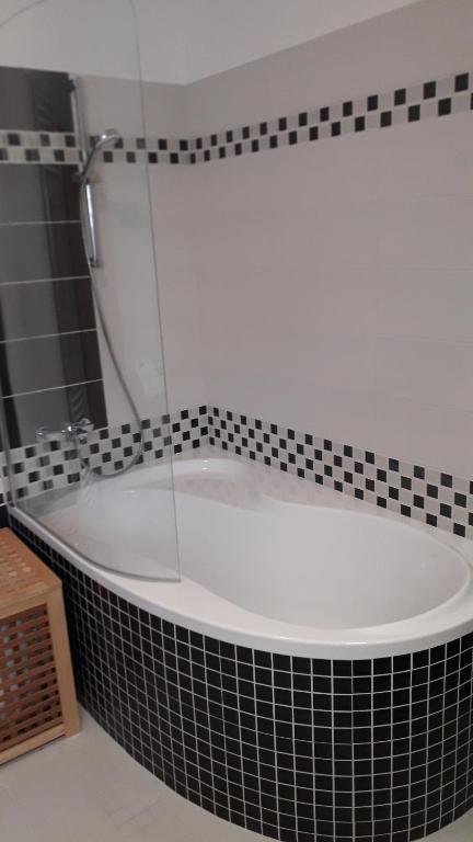 A bathroom at Borostyán Ház