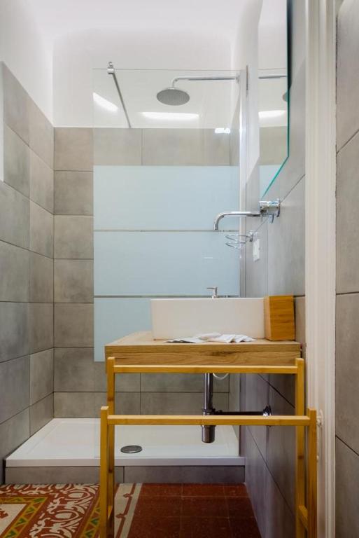 A bathroom at Piazza Florio Rooms