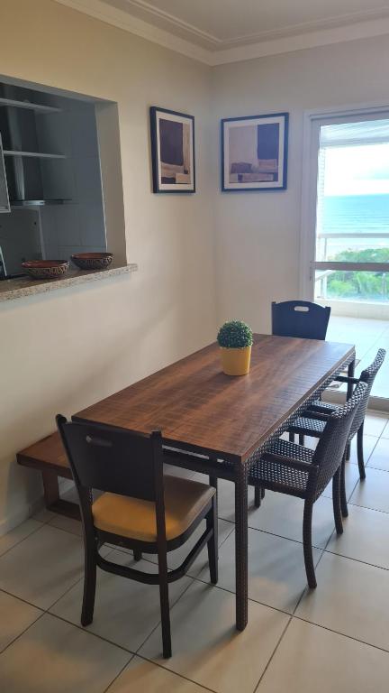  Lindo e Confortável Apartamento pé na areia e com linda vista do mar