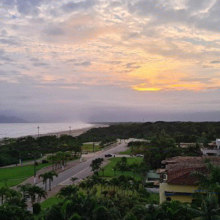  Lindo e Confortável Apartamento pé na areia e com linda vista do mar