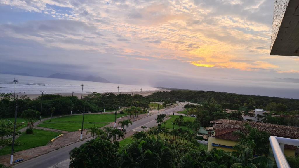  Lindo e Confortável Apartamento pé na areia e com linda vista do mar