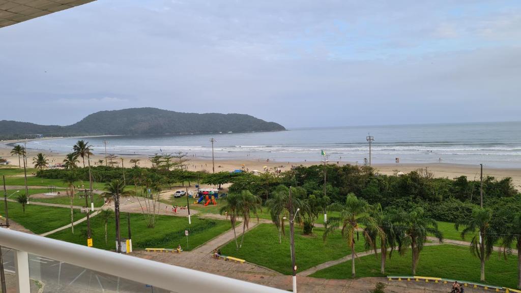  Lindo e Confortável Apartamento pé na areia e com linda vista do mar