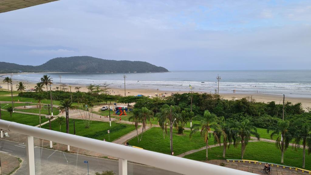  Lindo e Confortável Apartamento pé na areia e com linda vista do mar
