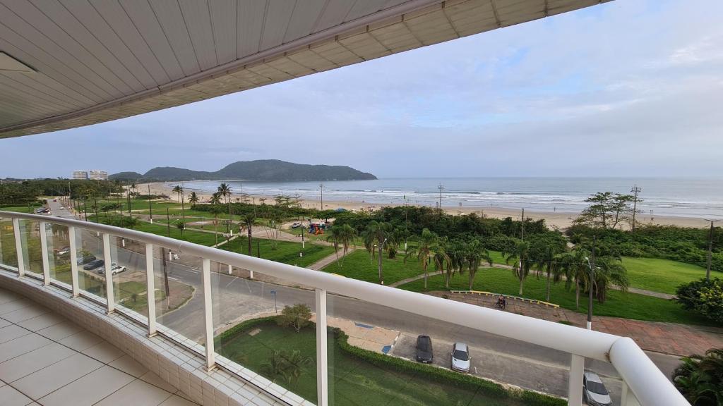  Lindo e Confortável Apartamento pé na areia e com linda vista do mar