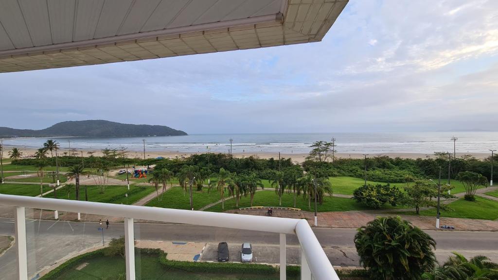  Lindo e Confortável Apartamento pé na areia e com linda vista do mar