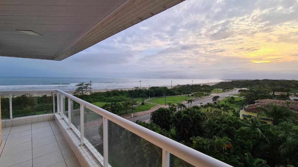  Lindo e Confortável Apartamento pé na areia e com linda vista do mar