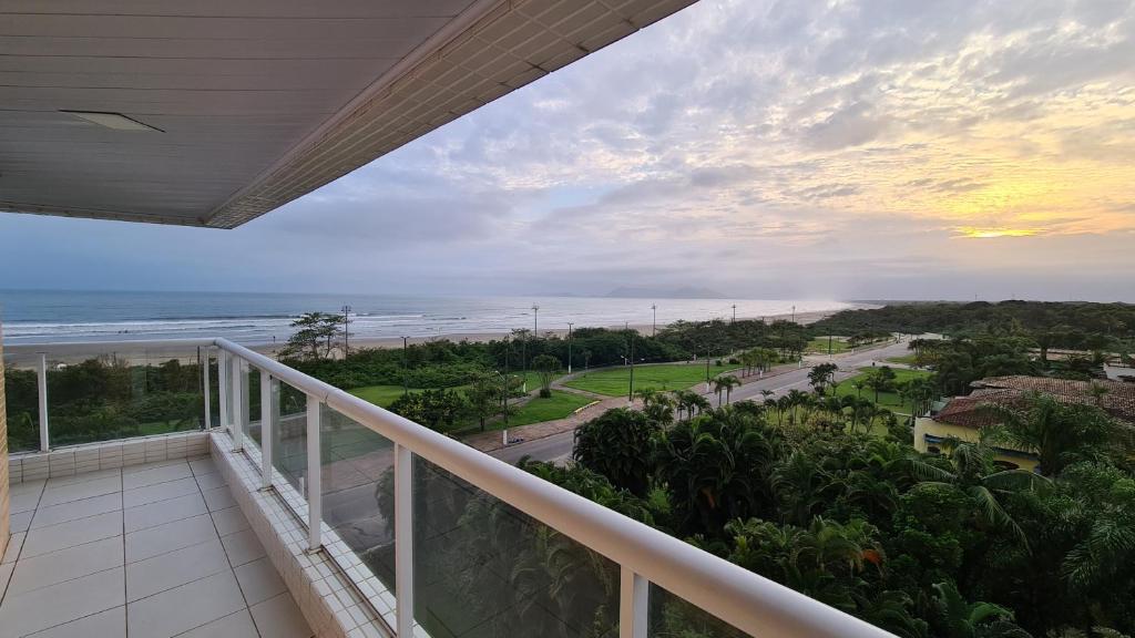  Lindo e Confortável Apartamento pé na areia e com linda vista do mar
