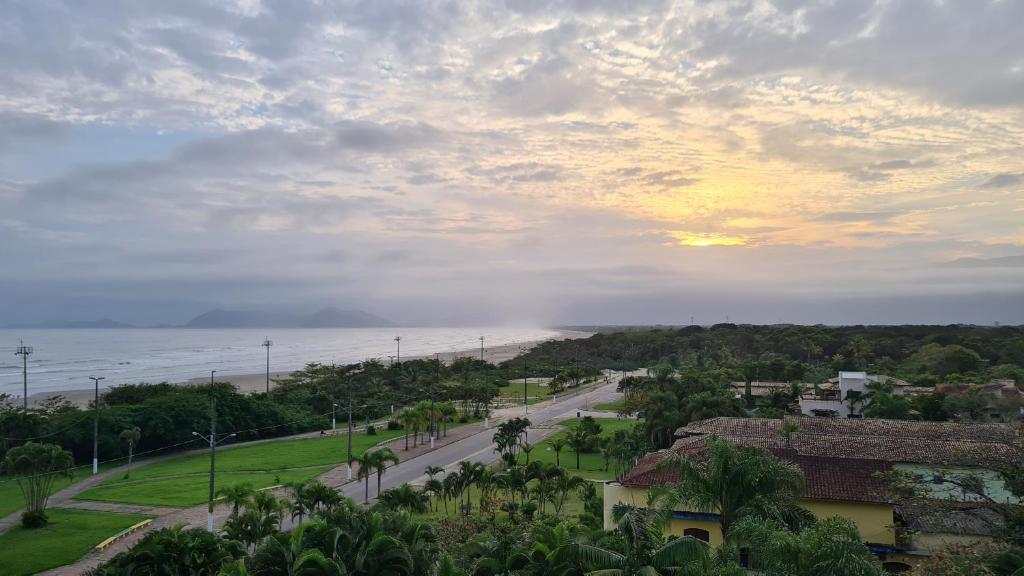  Lindo e Confortável Apartamento pé na areia e com linda vista do mar