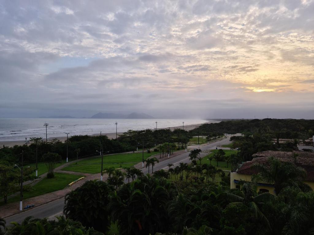  Lindo e Confortável Apartamento pé na areia e com linda vista do mar