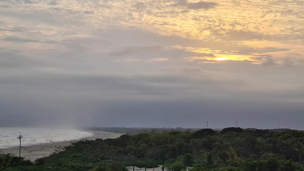  Lindo e Confortável Apartamento pé na areia e com linda vista do mar