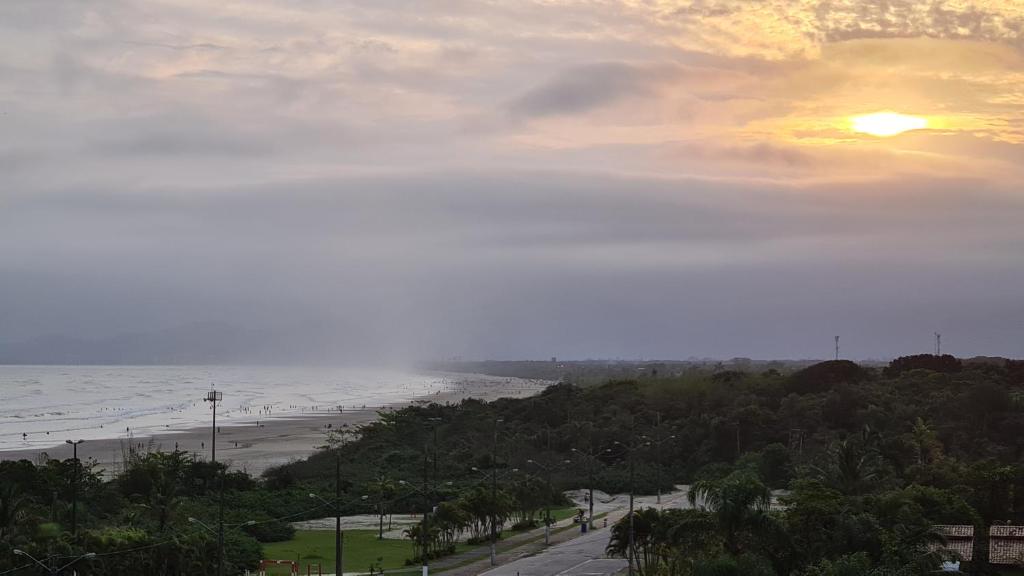  Lindo e Confortável Apartamento pé na areia e com linda vista do mar