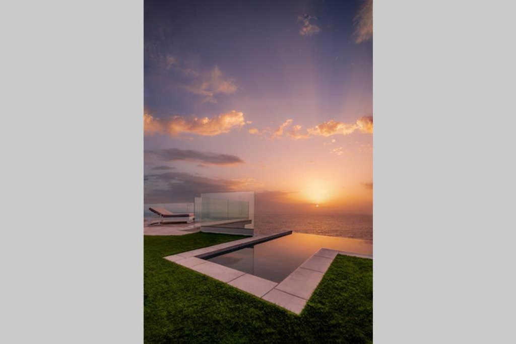 una puesta de sol sobre el océano desde una casa en V&C Luxury Village, en Breña Baja