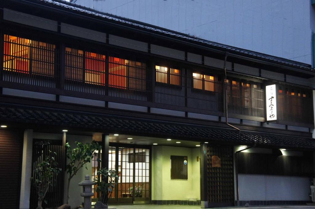 um edifício com janelas iluminadas do lado em Sumiyoshiya em Kanazawa