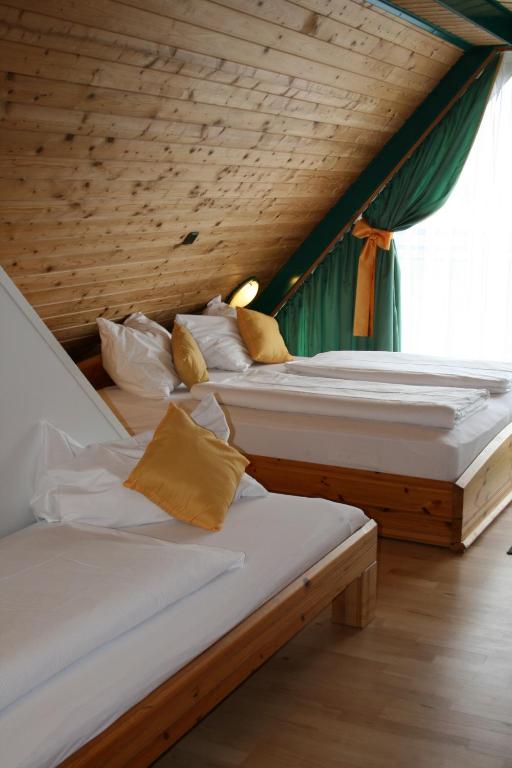 Postel nebo postele na pokoji v ubytování Hotel Asperner Löwe