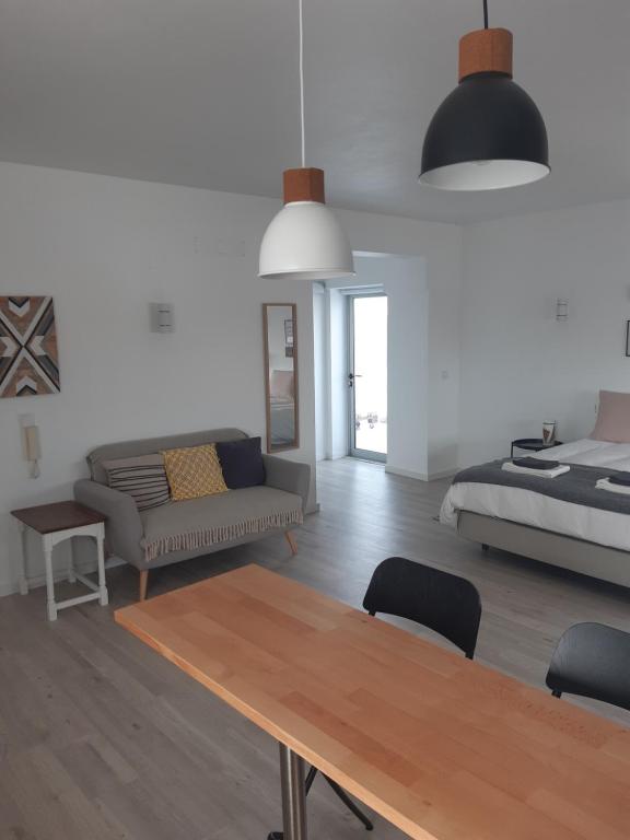 Uma área de estar em CasaDuarte "NAU Deluxe Studio"