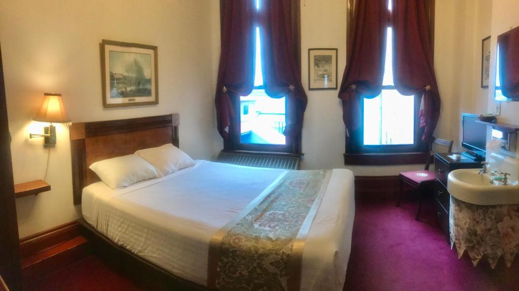 The Monarch Hotel - クイーンルーム 共用バスルーム