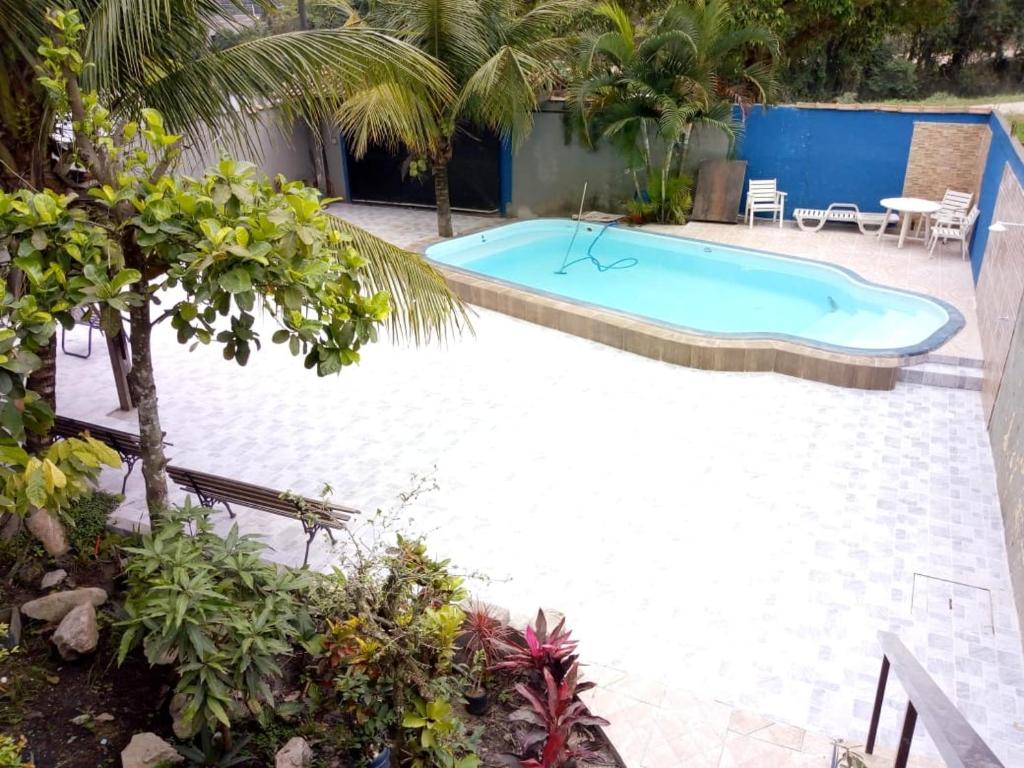 a swimming pool in a resort with a swimming pool at Pousada Arco-Íris in Guarujá