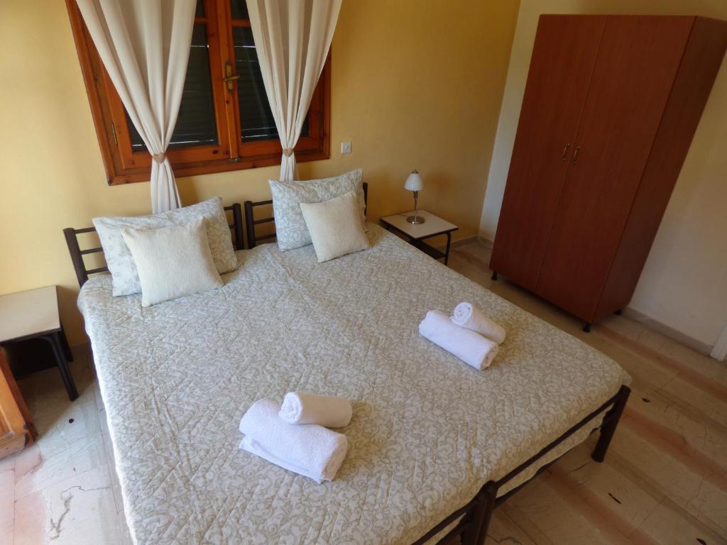 Postel nebo postele na pokoji v ubytování Ipsos Marias Apartments