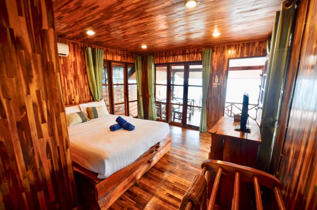 Postel nebo postele na pokoji v ubytování Homebeach Resort เกาะล้าน