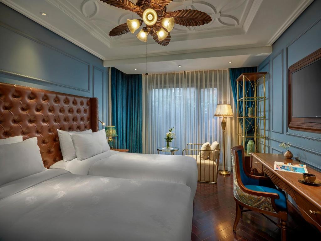 Postel nebo postele na pokoji v ubytování Peridot Grand Luxury Boutique Hotel