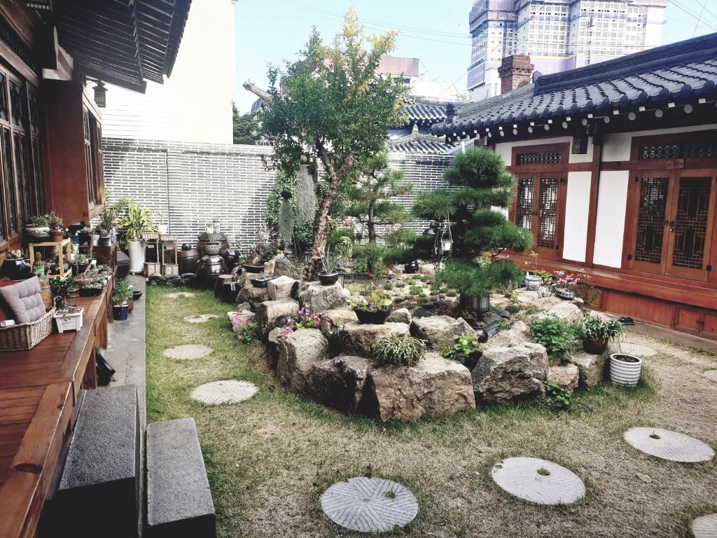 um jardim com pedras e plantas num edifício em Hanok1957 em Daegu