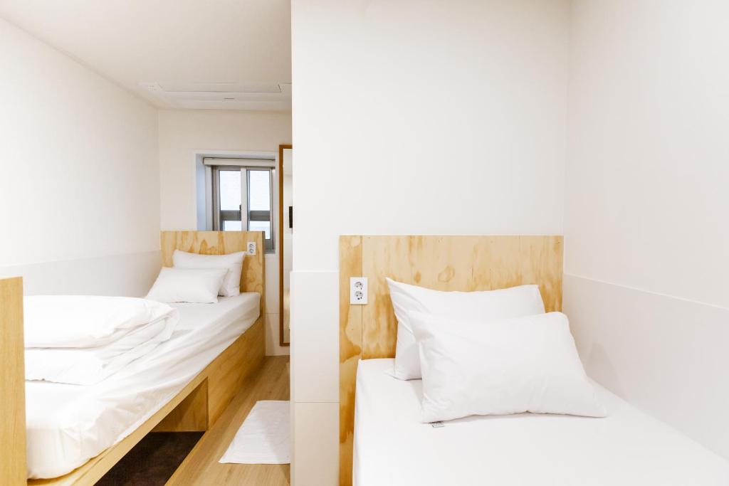 Postel nebo postele na pokoji v ubytování Seoulite Inn Myeongdong Formerly - Step Inn Myeongdong 2