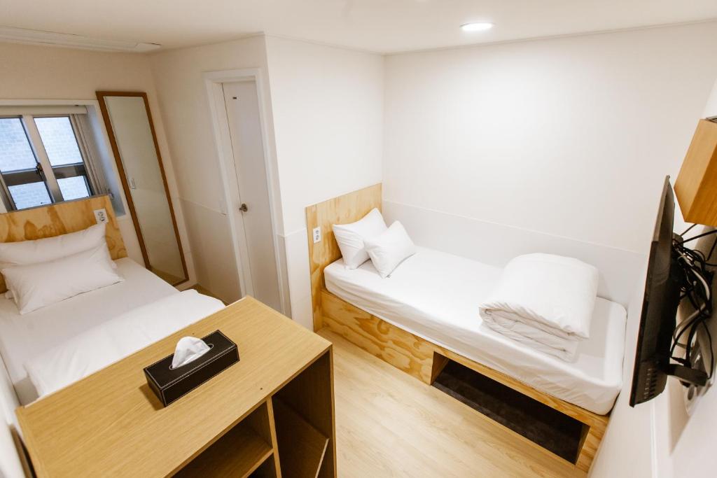 Postel nebo postele na pokoji v ubytování Seoulite Inn Myeongdong Formerly - Step Inn Myeongdong 2