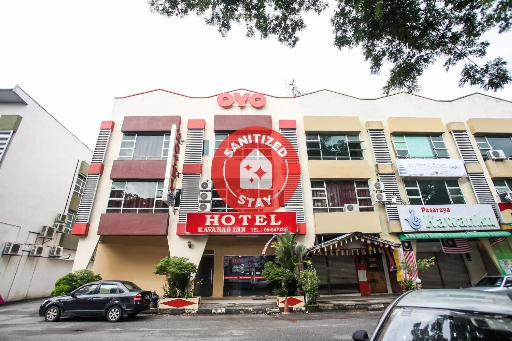 een hotel met een bord aan de voorzijde bij Super OYO 89427 Kavanas Hotel Taiping in Taiping