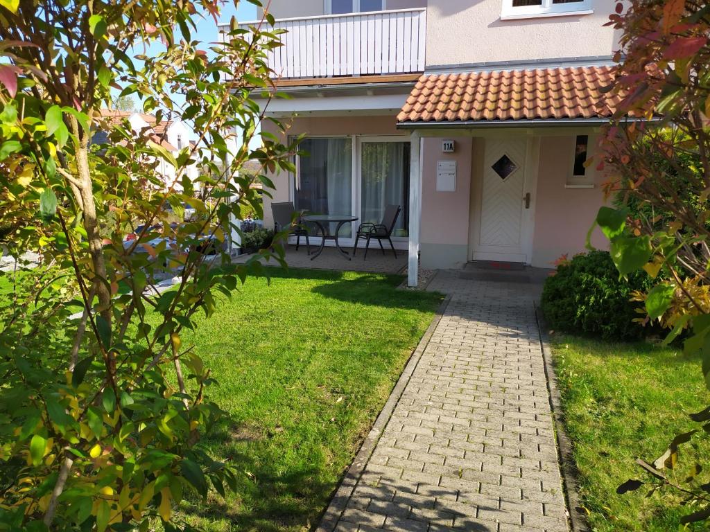 una casa con un camino que conduce al patio delantero en 4* Ferienwohnung Neukirchen im Erzgebirge, en Adorf