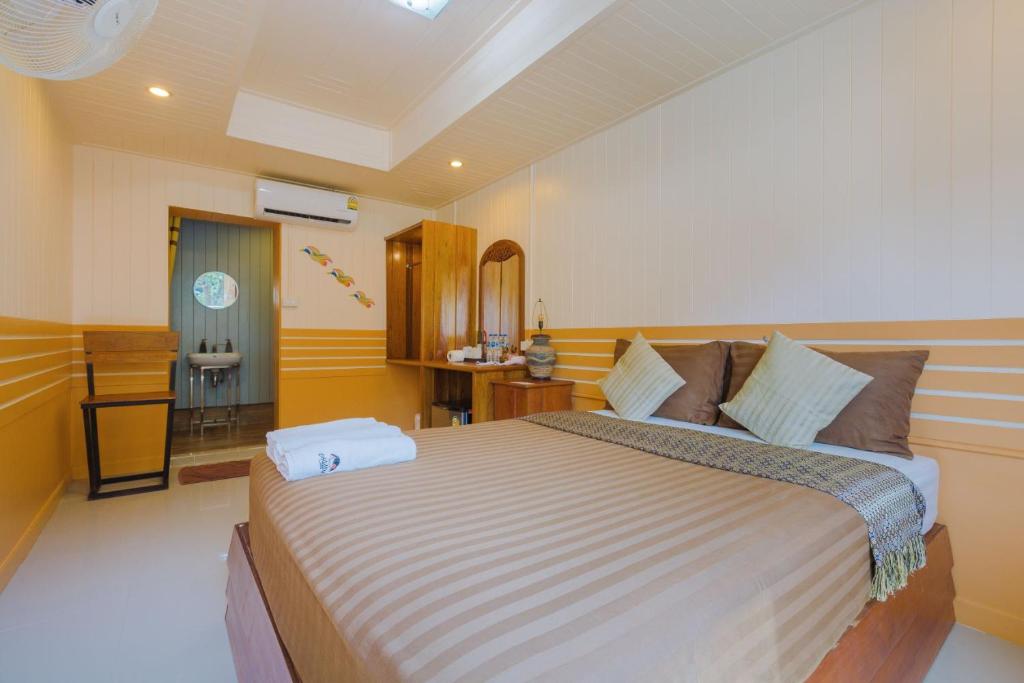Postel nebo postele na pokoji v ubytování Railay Hilltop