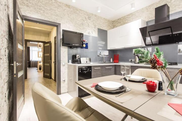 A kitchen or kitchenette at Apartment "Dom y fontana"