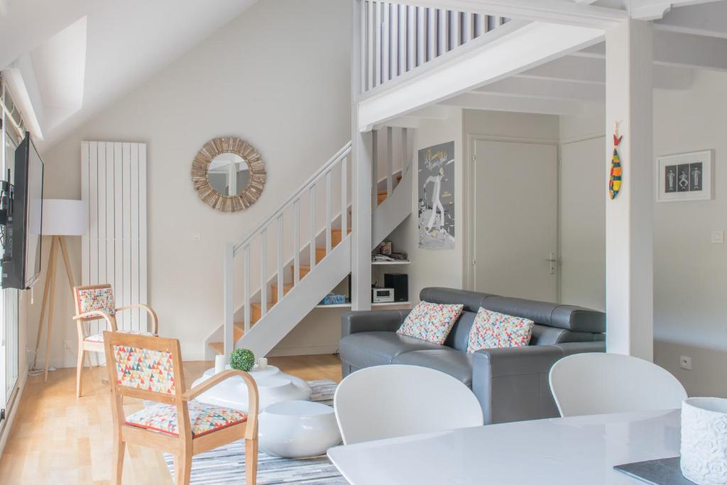 sala de estar con sofá y escalera en LE DUPLEX - Appartement familial cosy, en Saint-Nazaire