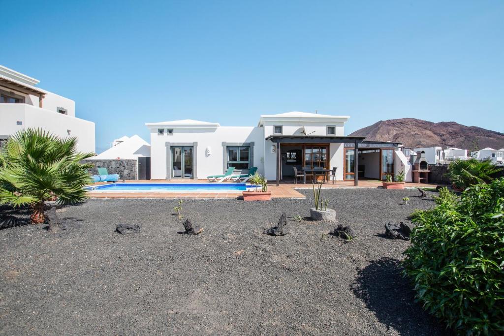 The swimming pool at or close to Casa Violeta