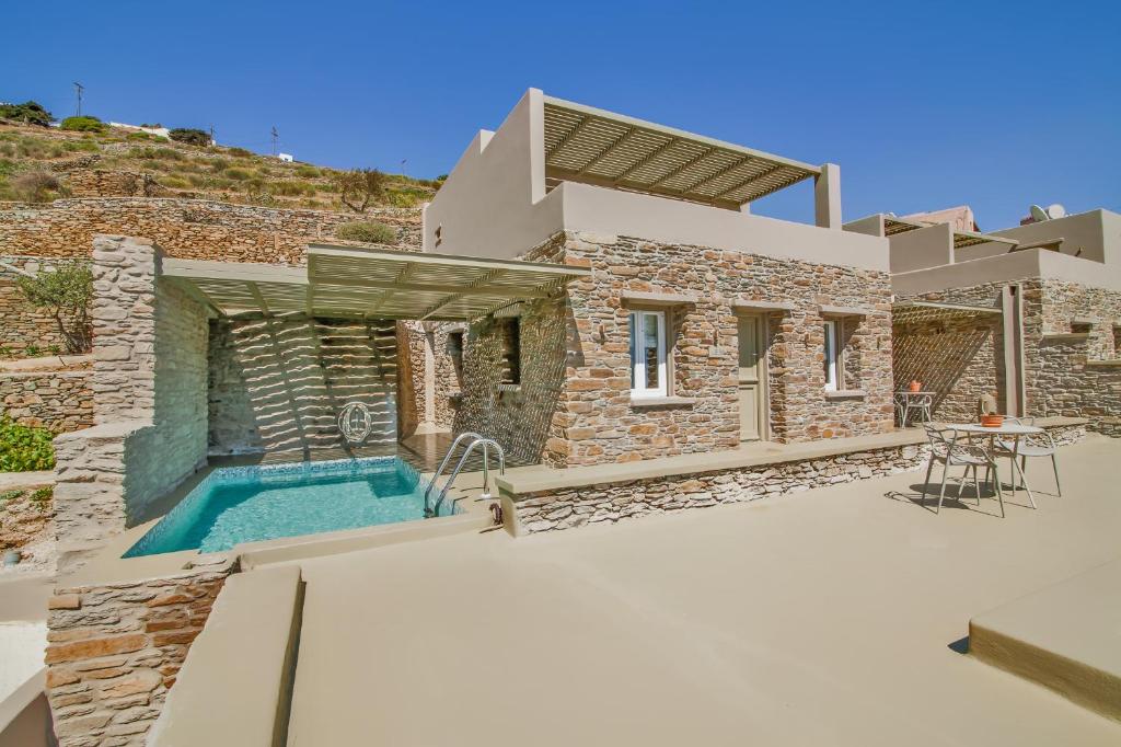 Cette villa dispose d'une piscine et d'une terrasse. dans l'établissement Aeolis Tinos Suites, à Tinos