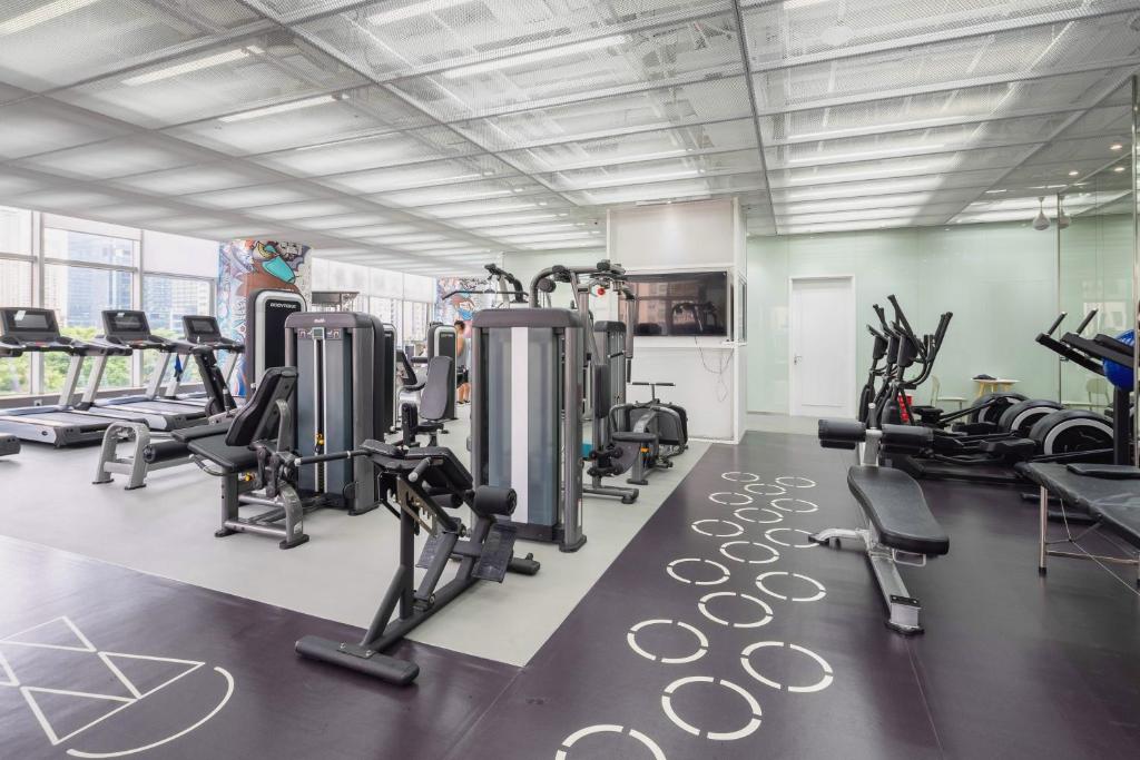 Fitness centrum a/nebo fitness zařízení v ubytování Shenzhen Grand Skylight Garden Hotel