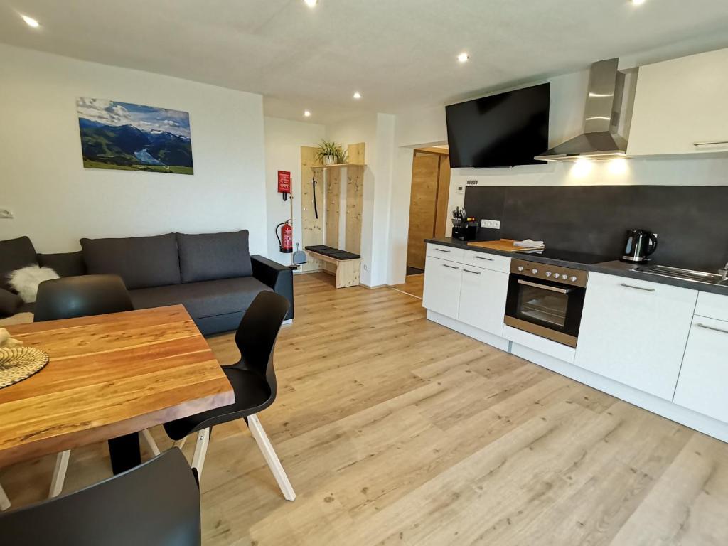 Zdjęcie z galerii obiektu AlpenApartment Zillertal w mieście Hainzenberg
