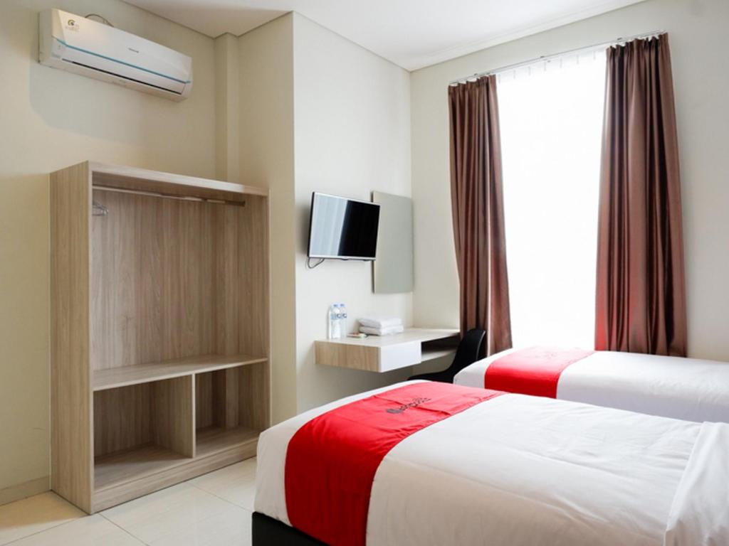 Postel nebo postele na pokoji v ubytování RedDoorz near Exit Tol Banyumanik 2