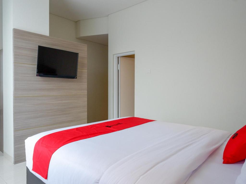 Postel nebo postele na pokoji v ubytování RedDoorz near Exit Tol Banyumanik 2