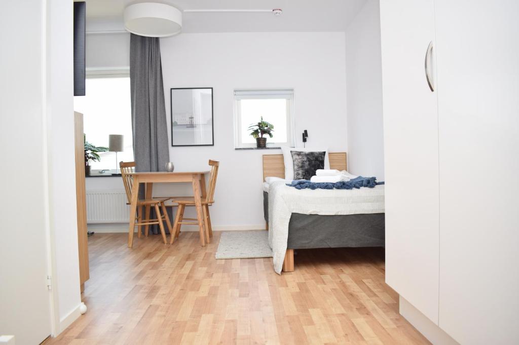 um quarto com uma cama, uma mesa e uma secretária em Apartments Lund em Lund