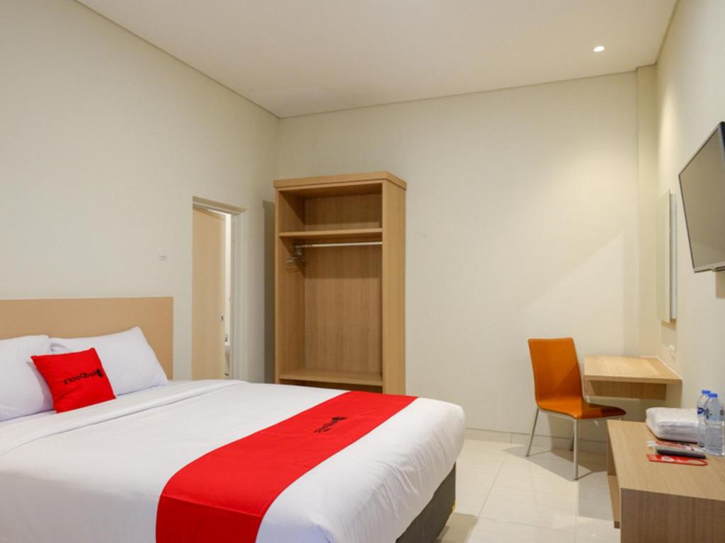 Postel nebo postele na pokoji v ubytování RedDoorz near Exit Tol Banyumanik 2