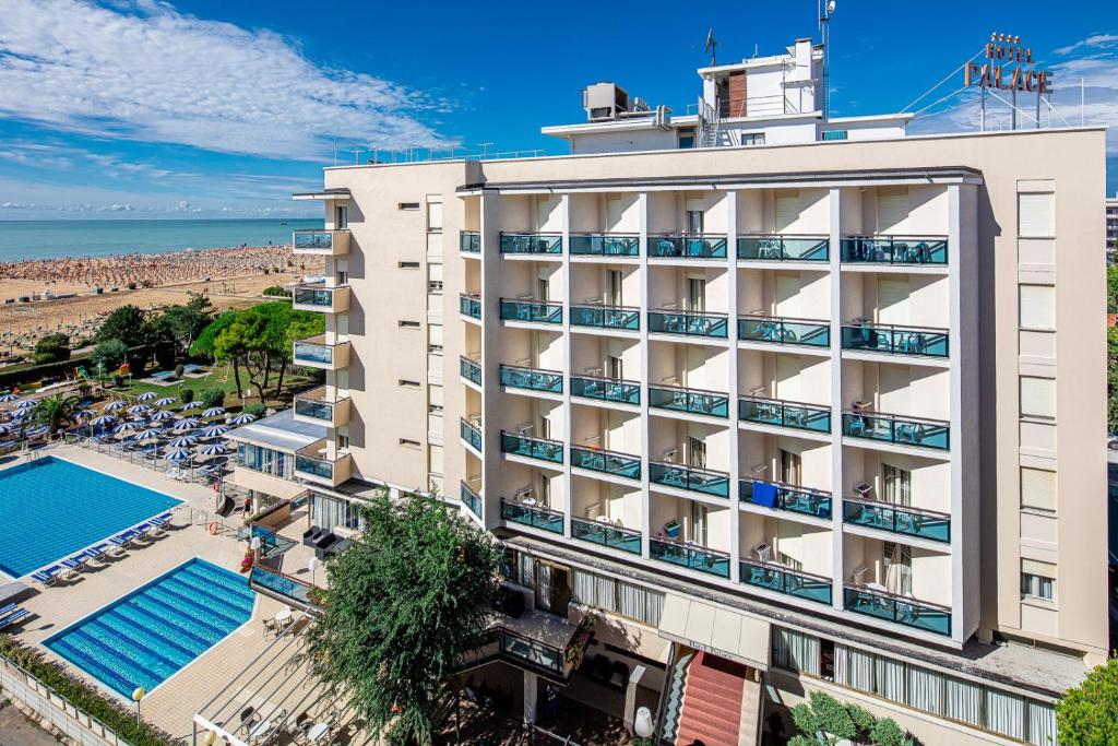 eine Luftansicht auf das Hotel und den Strand in der Unterkunft Hotel Palace in Bibione