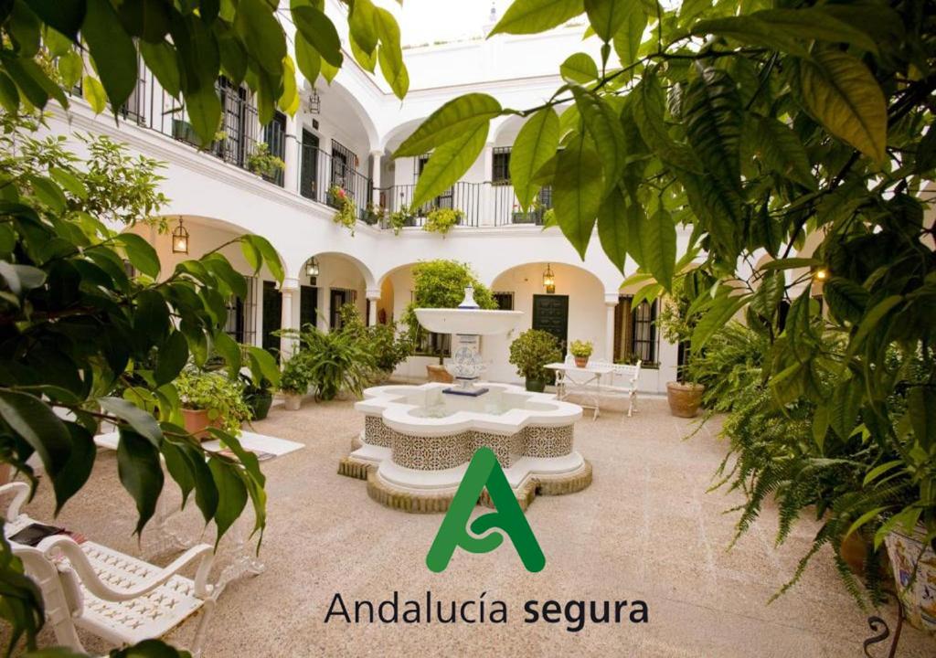 a courtyard with a table and chairs in a building at Los Helechos in Sanlúcar de Barrameda