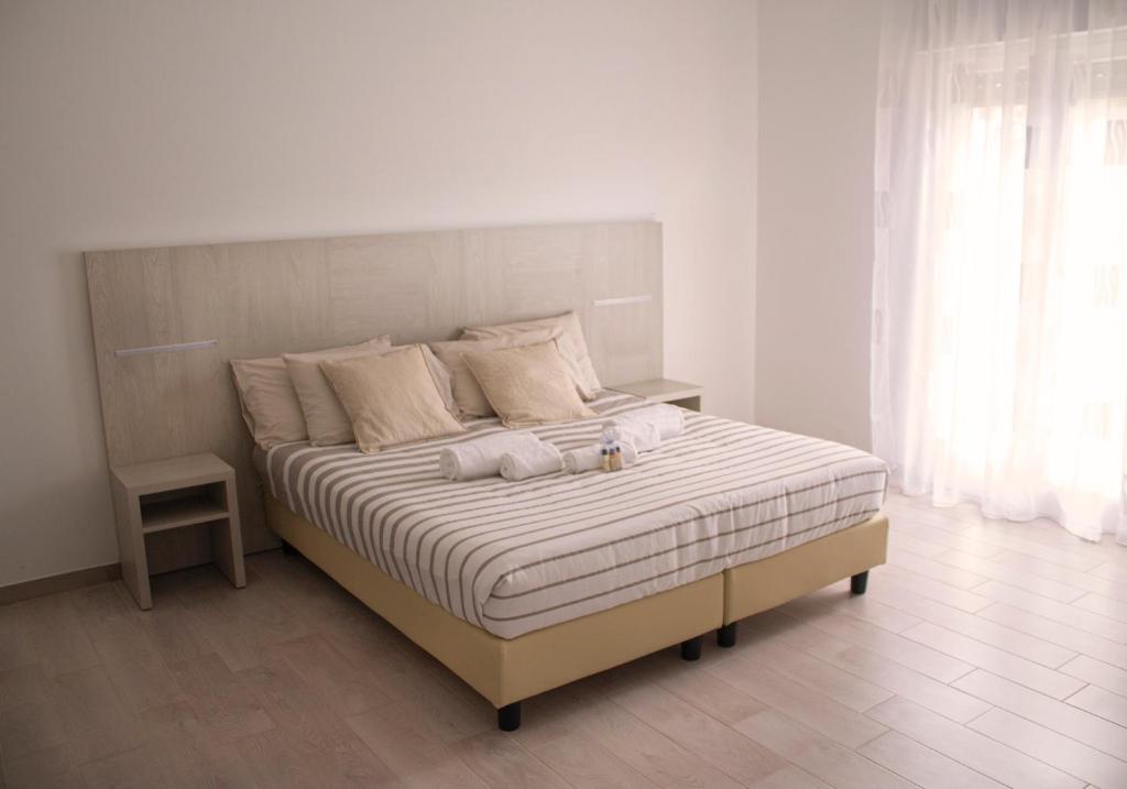 切拉諾的住宿－Arco Dei Sogni，一间卧室配有一张带白色床单的大床