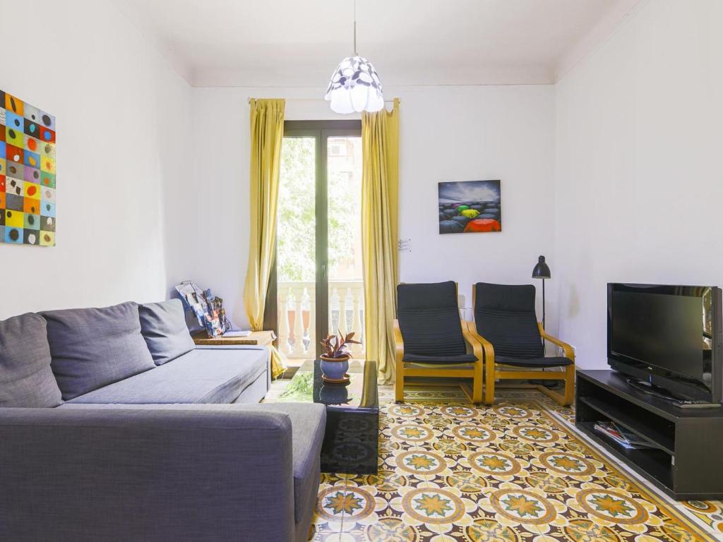 TV a/nebo společenská místnost v ubytování Be barcelona arco del triunfo sunny colors