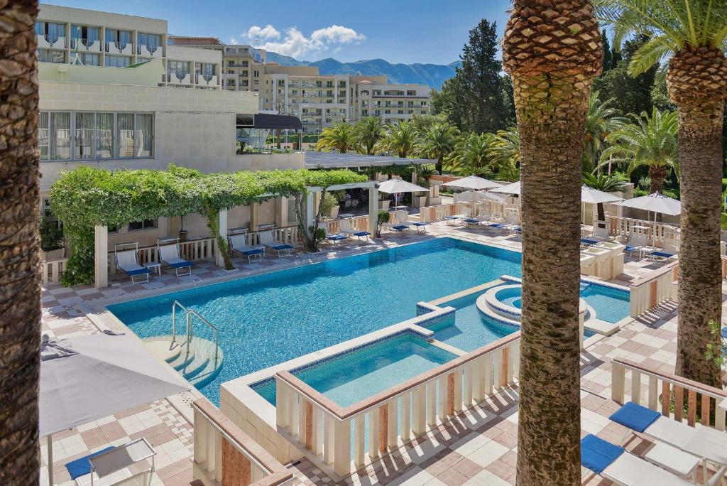 una vista aérea de una piscina en un hotel en Mediteran Hotel & Resort, en Budva