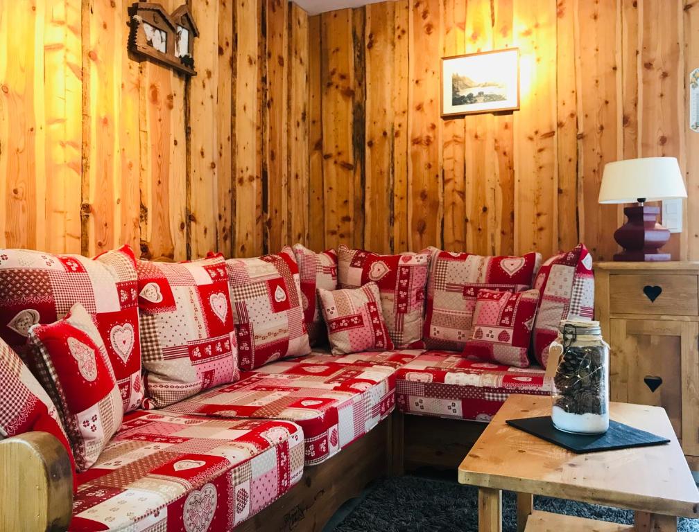 uma sala de estar com um sofá coberto de presentes de Natal em Charmant T2 au centre du Queyras! em Ville-Vieille